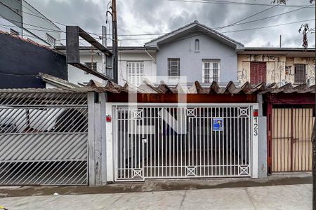 Casa à venda com 197m², 5 quartos e 2 vagas Casa à venda com 197m², 5 quartos e 2 vagasFachada