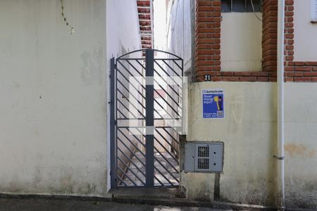 Fachada + plaquinha de casa para alugar com 1 quarto, 20m² em Santa Teresinha, São Paulo