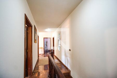 Casa à venda com 270m², 5 quartos e 3 vagasCorredor dos quartos