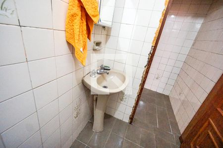 Casa à venda com 270m², 5 quartos e 3 vagasBanheiro social térreo