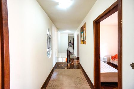 Casa à venda com 270m², 5 quartos e 3 vagasCorredor dos quartos