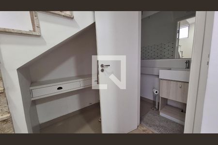 Casa de condomínio para alugar com 60m², 2 quartos e 2 vagasEscada