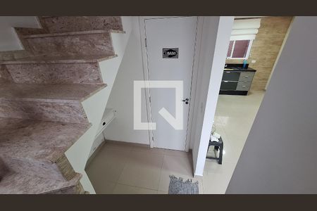 Casa de condomínio para alugar com 60m², 2 quartos e 2 vagasEscada
