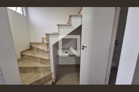 Casa de condomínio para alugar com 60m², 2 quartos e 2 vagasEscada
