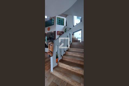 Casa à venda com 480m², 5 quartos e 8 vagas Casa à venda com 480m², 5 quartos e 8 vagasEscada