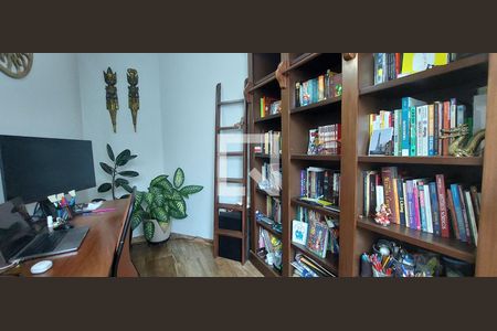 Casa à venda com 480m², 5 quartos e 8 vagas Casa à venda com 480m², 5 quartos e 8 vagasEscritório