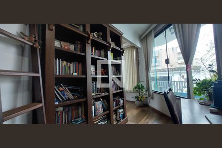 Casa à venda com 480m², 5 quartos e 8 vagas Casa à venda com 480m², 5 quartos e 8 vagasEscritório