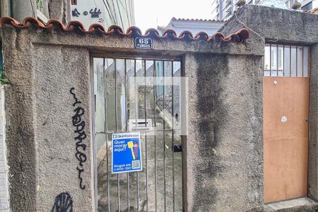 Casa à venda com 50m², 2 quartos e sem vaga Casa à venda com 50m², 2 quartos e sem vagaFachada casa placa