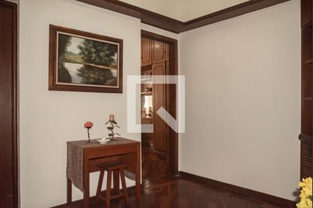 Casa à venda com 300m², 5 quartos e 2 vagasCorredor