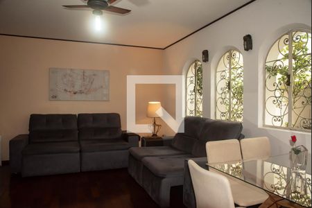 Casa à venda com 300m², 5 quartos e 2 vagasEdícula - Sala