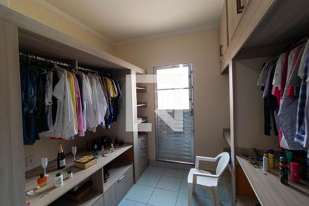 Casa à venda com 225m², 4 quartos e 4 vagas Casa à venda com 225m², 4 quartos e 4 vagasCloset da Suíte 02