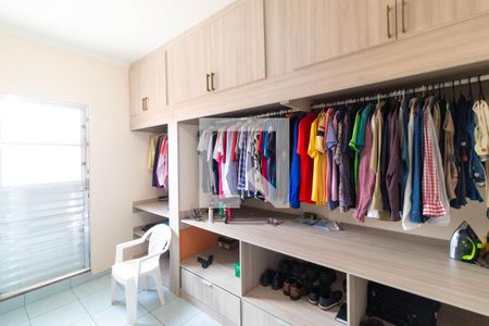 Casa à venda com 225m², 4 quartos e 4 vagas Casa à venda com 225m², 4 quartos e 4 vagasCloset da Suíte 02