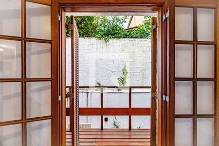 Casa de condomínio à venda com 170m², 3 quartos e 2 vagas Casa de condomínio à venda com 170m², 3 quartos e 2 vagasSuite - Varanda