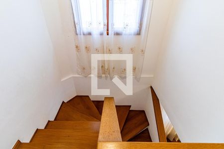 Casa de condomínio à venda com 170m², 3 quartos e 2 vagas Casa de condomínio à venda com 170m², 3 quartos e 2 vagasEscada