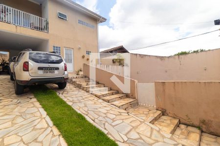 Casa à venda com 220m², 3 quartos e 3 vagas Casa à venda com 220m², 3 quartos e 3 vagasQuintal