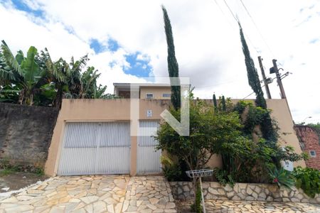 Casa à venda com 220m², 3 quartos e 3 vagas Casa à venda com 220m², 3 quartos e 3 vagasFachada