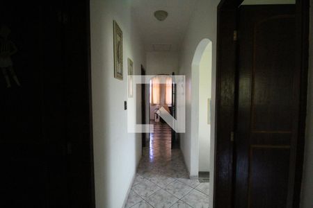 Casa de condomínio à venda com 355m², 4 quartos e 8 vagasCorredor para os quartos