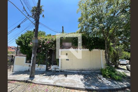 Casa de condomínio à venda com 355m², 4 quartos e 8 vagas Casa de condomínio à venda com 355m², 4 quartos e 8 vagasFachada