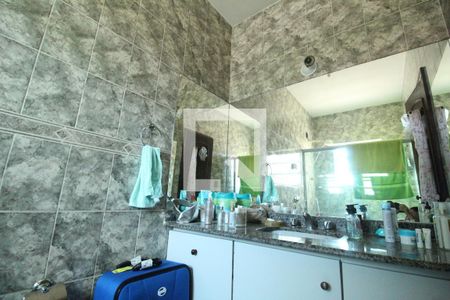 Casa de condomínio à venda com 355m², 4 quartos e 8 vagasBanheiro da suíte 1