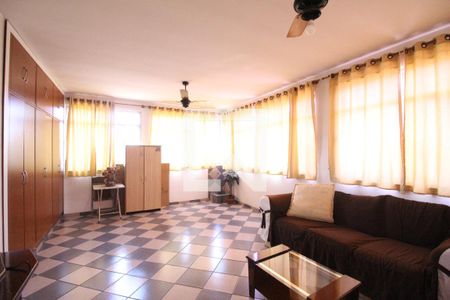 Casa de condomínio à venda com 355m², 4 quartos e 8 vagasSala de TV