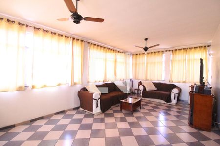 Casa de condomínio à venda com 355m², 4 quartos e 8 vagasSala de TV