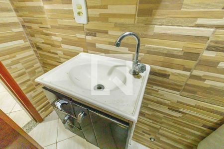 Banheiro de kitnet/studio para alugar com 1 quarto, 43m² em Vargem Pequena, Rio de Janeiro