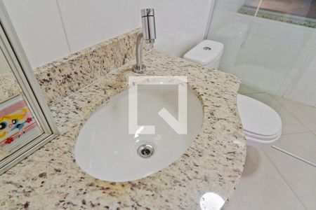 Casa à venda com 240m², 4 quartos e 2 vagas Casa à venda com 240m², 4 quartos e 2 vagasBanheiro de Serviço