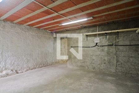 Casa à venda com 240m², 4 quartos e 2 vagas Casa à venda com 240m², 4 quartos e 2 vagasPorão