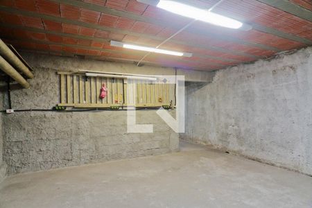 Casa à venda com 240m², 4 quartos e 2 vagas Casa à venda com 240m², 4 quartos e 2 vagasPorão