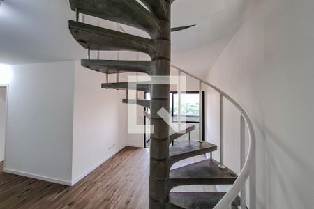 Apartamento para alugar com 160m², 4 quartos e 2 vagas Apartamento para alugar com 160m², 4 quartos e 2 vagasEscada