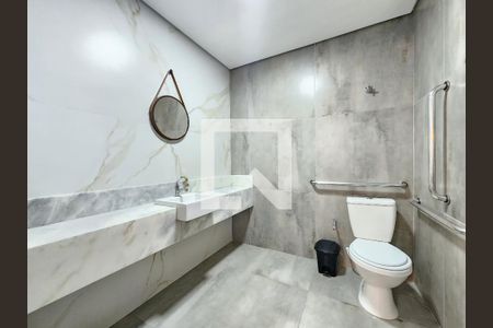 Apartamento para alugar com 124m², 2 quartos e 2 vagas Apartamento para alugar com 124m², 2 quartos e 2 vagasBanheiro da área gourmet