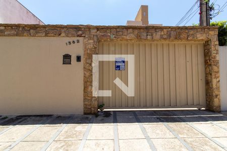 Casa para alugar com 304m², 5 quartos e 3 vagas Casa para alugar com 304m², 5 quartos e 3 vagasFachada
