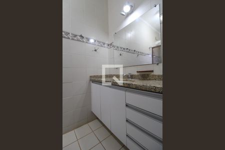 Casa à venda com 330m², 2 quartos e 2 vagas Casa à venda com 330m², 2 quartos e 2 vagasBanheiro