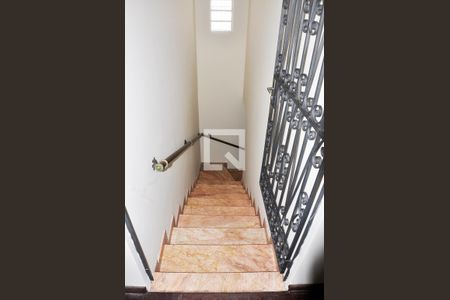 Casa à venda com 243m², 3 quartos e 3 vagasDetalhe - Escada Quartos