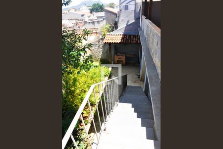 Casa à venda com 243m², 3 quartos e 3 vagasDetalhe - Escada - Churrasqueira e Área de Serviço