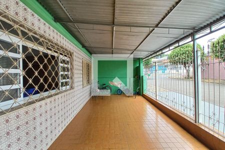 Casa à venda com 178m², 3 quartos e 3 vagas Casa à venda com 178m², 3 quartos e 3 vagasFrente do prédio