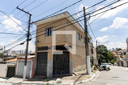 Casa à venda com 300m², 6 quartos e 4 vagas Casa à venda com 300m², 6 quartos e 4 vagasFachada