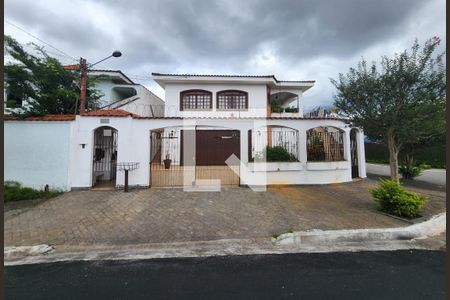 Casa à venda com 450m², 3 quartos e 6 vagas Casa à venda com 450m², 3 quartos e 6 vagasFachada