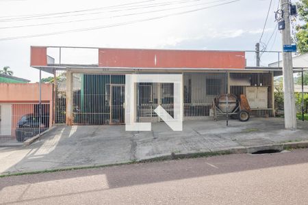 Casa à venda com 300m², 6 quartos e 2 vagas Casa à venda com 300m², 6 quartos e 2 vagasFachada