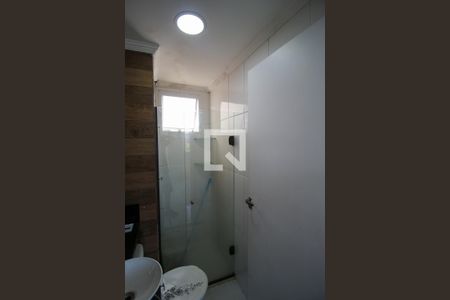Banheiro de apartamento para alugar com 2 quartos, 45m² em Jardim das Oliveiras, Itaquaquecetuba