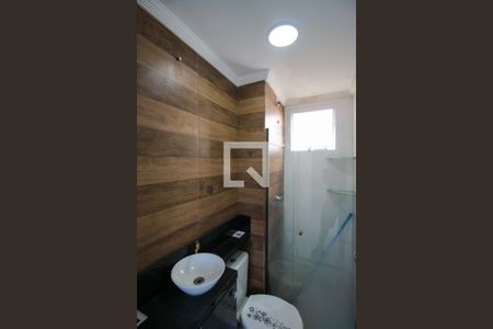 Banheiro de apartamento para alugar com 2 quartos, 45m² em Jardim das Oliveiras, Itaquaquecetuba