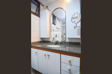 Apartamento à venda com 206m², 4 quartos e 3 vagasBanheiro 2