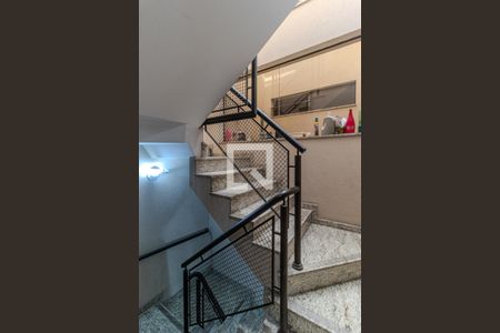 Casa à venda com 519m², 3 quartos e 5 vagas Casa à venda com 519m², 3 quartos e 5 vagasEscada