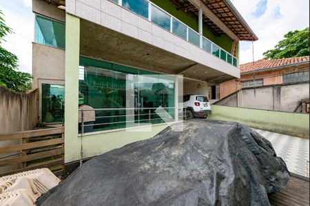 Casa à venda com 460m², 4 quartos e 8 vagas Casa à venda com 460m², 4 quartos e 8 vagasGaragem