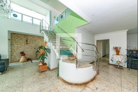 Casa à venda com 460m², 4 quartos e 8 vagas Casa à venda com 460m², 4 quartos e 8 vagasEscada
