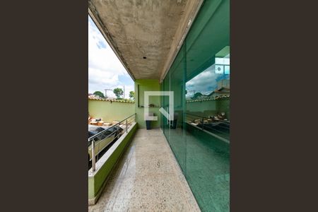 Casa à venda com 460m², 4 quartos e 8 vagas Casa à venda com 460m², 4 quartos e 8 vagasVaranda