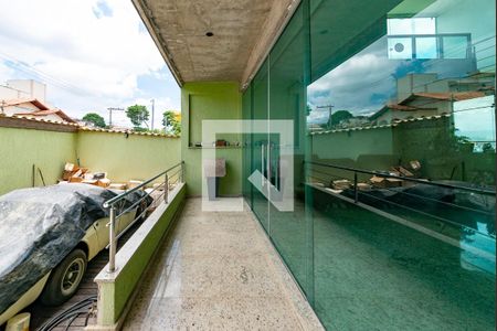 Casa à venda com 460m², 4 quartos e 8 vagas Casa à venda com 460m², 4 quartos e 8 vagasVaranda