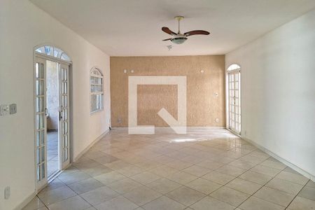 Sala de casa à venda com 3 quartos, 330m² em Piratininga, Niterói