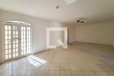 Sala de casa à venda com 3 quartos, 330m² em Piratininga, Niterói