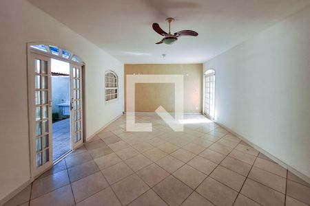 Sala de casa à venda com 3 quartos, 330m² em Piratininga, Niterói